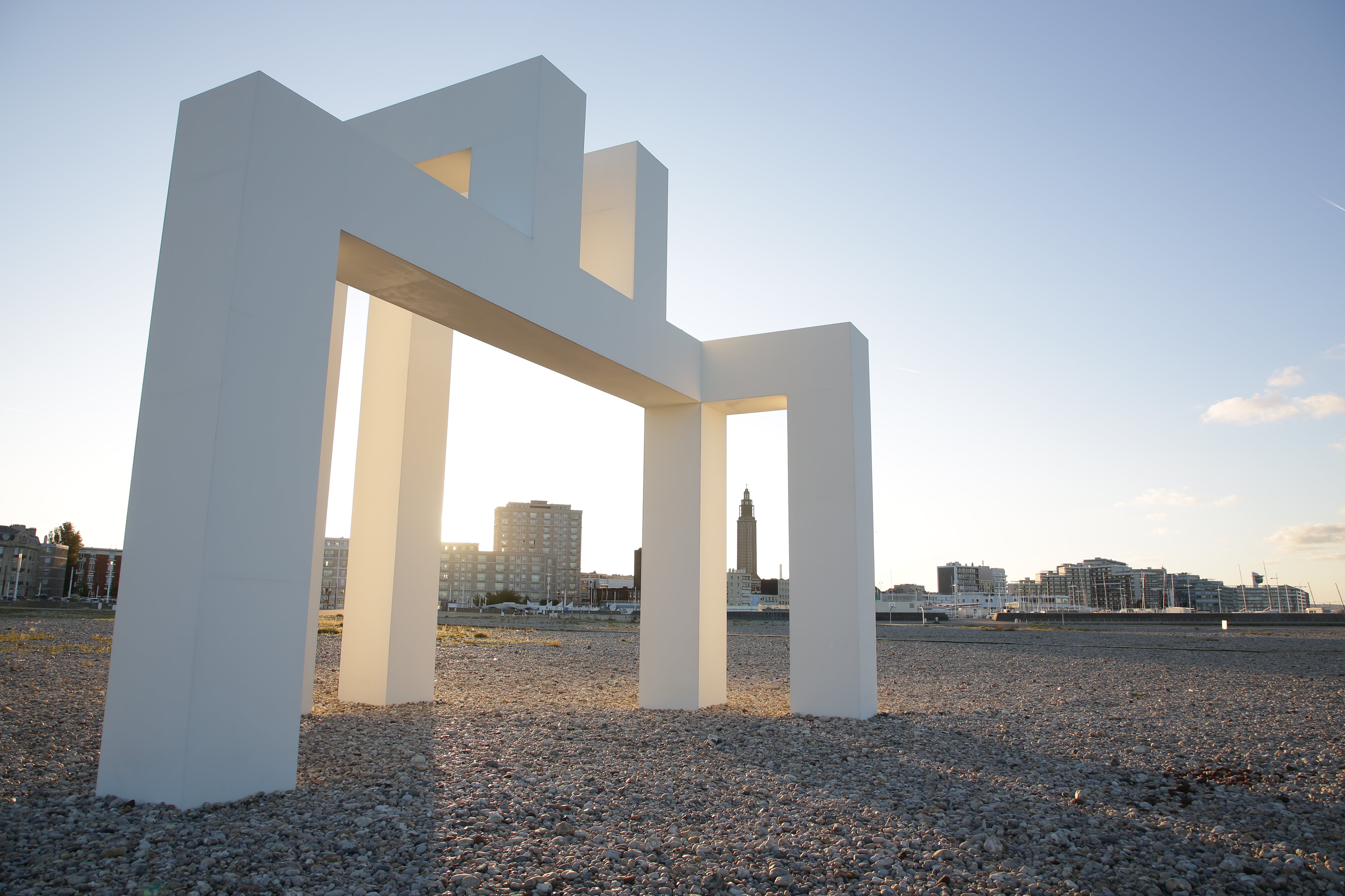 Entre art et architecture : un totem en béton CEMEX sur la plage du Havre (76)
