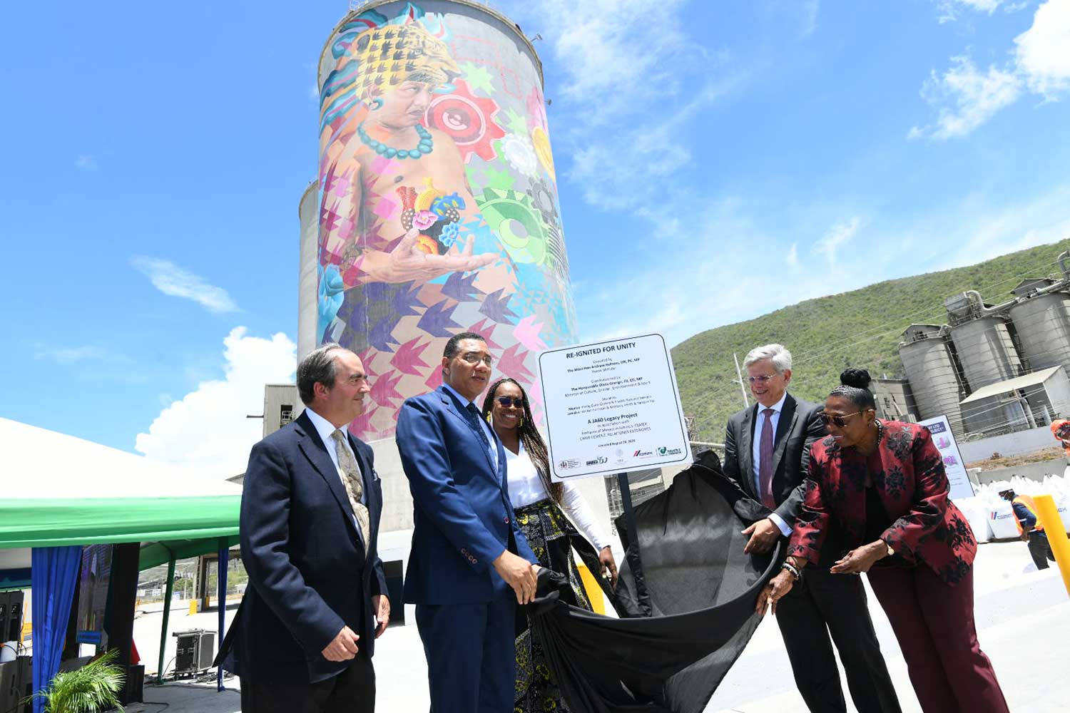 L'ambassadeur du Mexique en Jamaique, avec le premier ministre de la jamaique, lors de l'annonce du plan d'expansion de la production en Jamaïque par Cemex