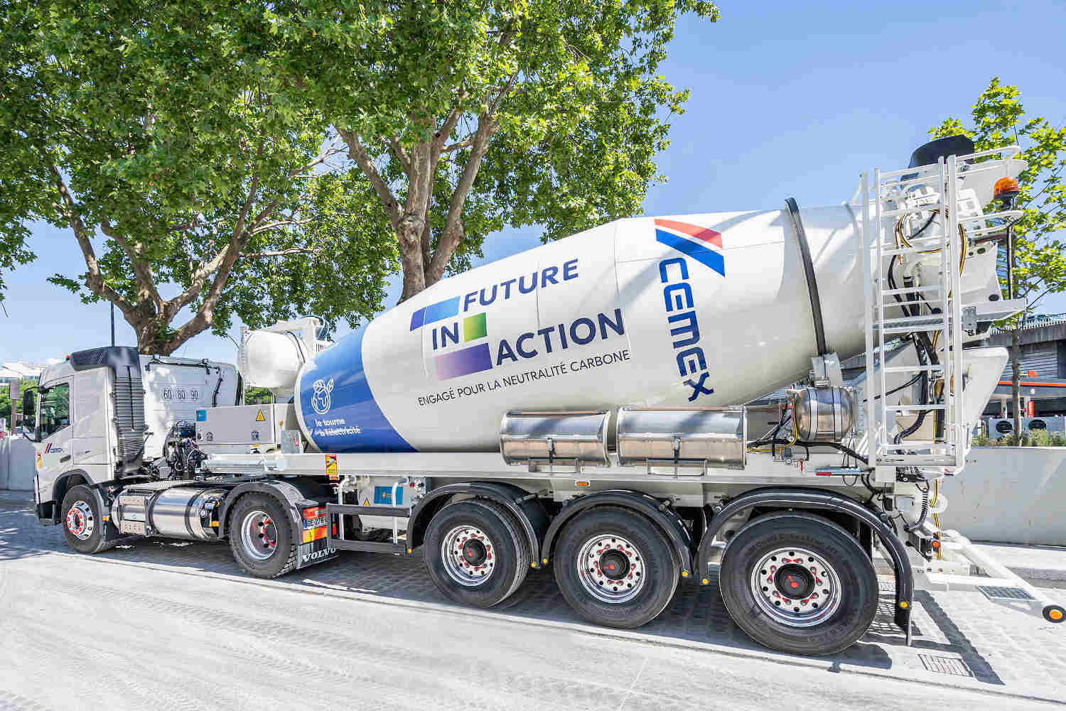 Semi-remorque rolant au gaz naturel et équipée d'une cuve indépendante 100% électrique chez cemex