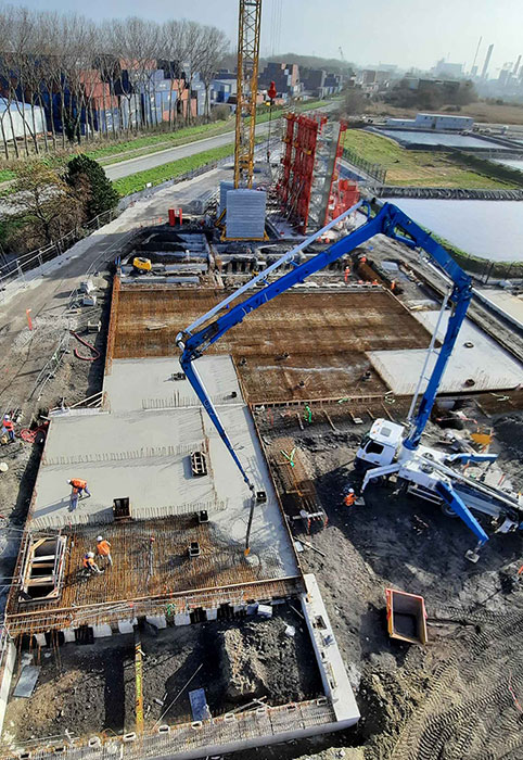 Chantier utilisant du béton pour le projet biosynergie